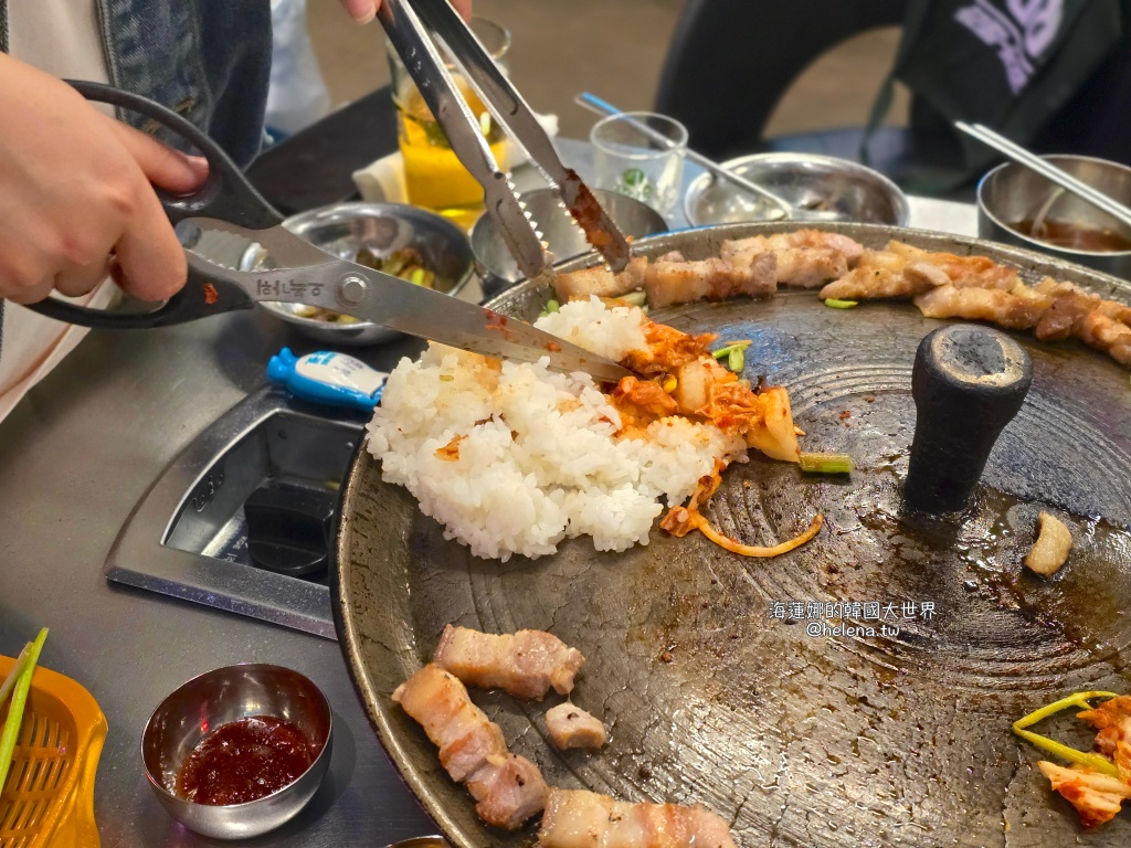 烤肉,草梁站,豬頸肉,釜山,釜山旅行,釜山旅遊,釜山站,釜山美食,釜山自由行,釜山遊／宿,鐵鍋蓋,韓國,韓國旅行,韓國旅遊,韓國美食,韓國自由行 @Helena's Blog