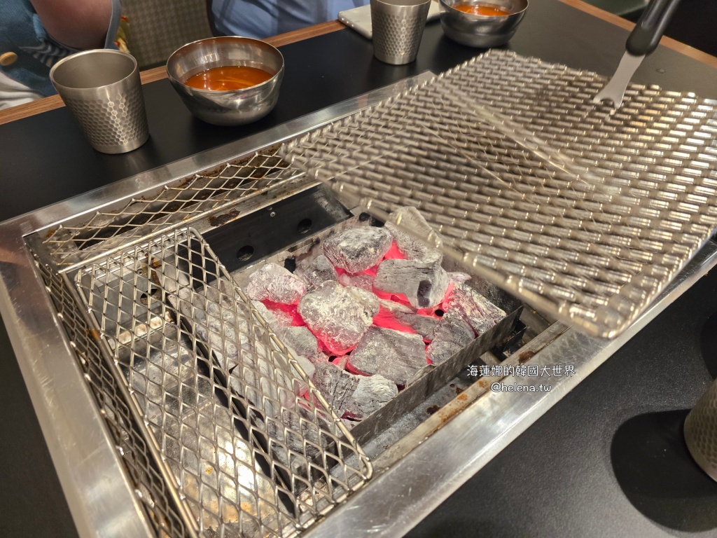 全程代烤,炭火烤肉,韓國旅行,韓國旅遊,韓國烤肉,韓國美食,韓國自由行,首爾旅行,首爾旅遊,首爾烤肉,首爾美食,首爾自由行,首爾遊／宿 @Helena's Blog